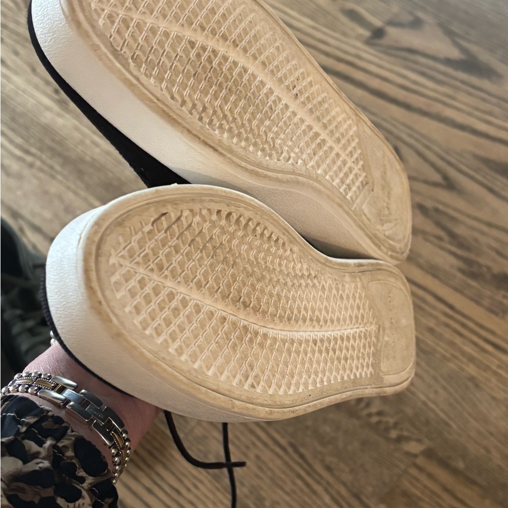 Black knit material and extremely comfortable - image 7